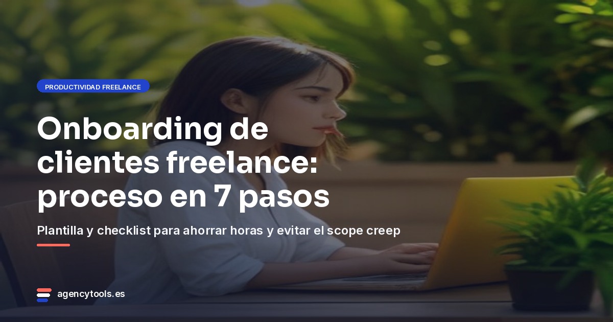 Freelance de marketing trabajando en una terraza mediterránea con su portátil y un checklist de onboarding de clientes