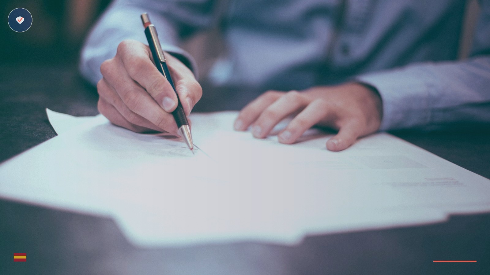 Agencia de marketing en España firmando el contrato de encargado del tratamiento con un cliente conforme al artículo 28 del RGPD
